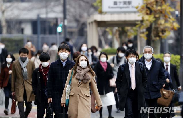 28일(현지시간) 신종 코로나바이러스 감염증(코로나19)이 확산중인 일본 도쿄에서 마스크를 쓴 시민들이 한 역에서 걸어 나오고 있다. 2020.12.28. (출처: 뉴시스)