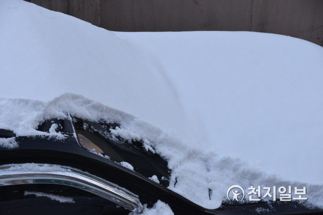 [천지일보 대전=김지현 기자] 7일 오전 8시 현재 전국적으로 최강 한파와 함께 대설이 내린 가운데 길가에 세워진 차량에 쌓인 눈이 대전의 적설량을 보여주고 있다. ⓒ천지일보 2021.1.7