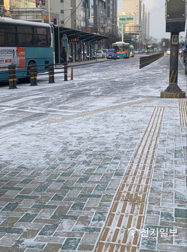 [천지일보 부산=강태우 기자] 7일 오전 부산 사하구 하단동 도로에 눈이 쌓여있다. ⓒ천지일보 2021.1.7