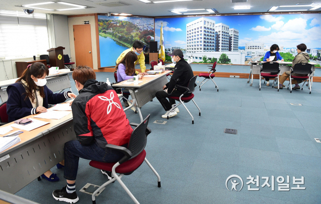 진주지역 긴급지원대책에 따른 소상공인 긴급 생활안정지원금 접수 모습. (제공: 진주시) ⓒ천지일보 2020.12.10