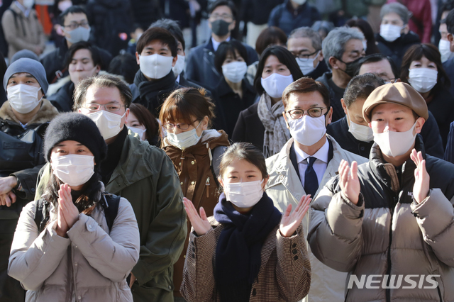 [도쿄=AP/뉴시스]4일 일본 도쿄에 있는 간다묘진 신사에서 코로나19 확산 방지를 위해 마스크를 쓴 시민들이 참배하고 있다.