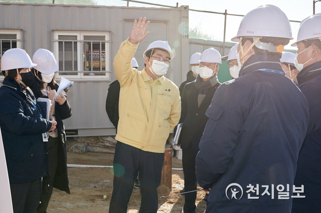 오세현 시장이 6일 음봉 복합문화센터를 방문하고 있다. (제공: 아산시) ⓒ천지일보 2021.1.7