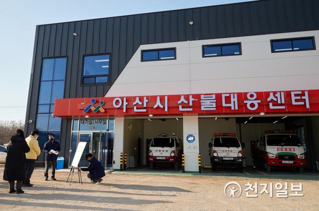 오세현 시장이 6일 신인동 산불대응센터 증축 현장을 방문하고 있다. (제공: 아산시) ⓒ천지일보 2021.1.7