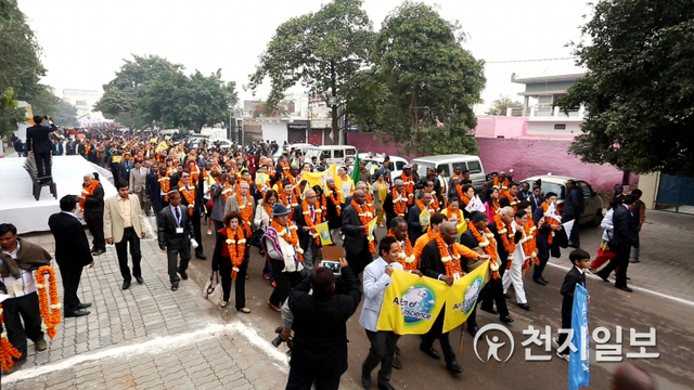 2014년 12월 13일 인도에서 제15회 세계대법관회의 참석자 200여명과 시티 몬테소리스쿨(CMS) 학생 2000여명이 참석한 가운데 평화걷기대회가 열리고 있다. (제공: HWPL) ⓒ천지일보 2021.1.8