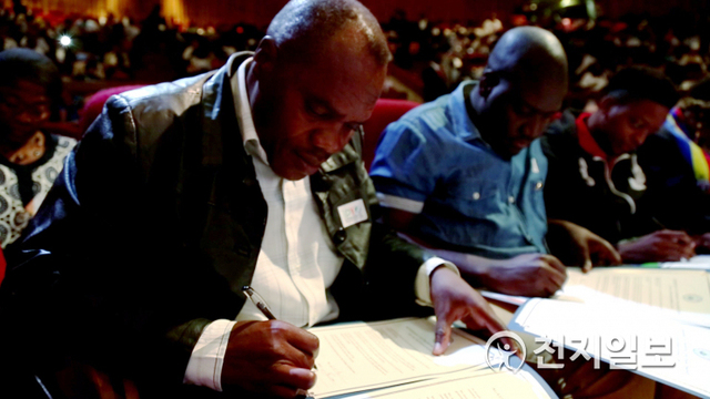 2015년 3월 30일 남아공 프리토리아 남아프리카대학교에서 열린 아프리카 평화회의 참석자가 협약서에 사인하고 있다. (제공: HWPL) ⓒ천지일보 2021.1.8