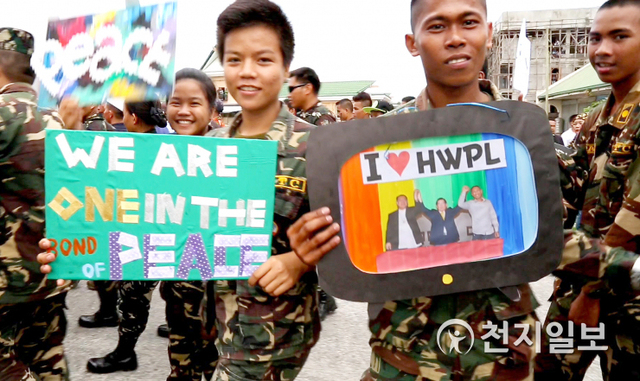 2015년 5월 25일 필리핀 마긴다나오주에서 세계평화선언 2주년을 맞아 열린 기념식 후 열린 세계평화걷기대회에 참석한 현지 군인들. (제공: HWPL) ⓒ천지일보 2021.1.8