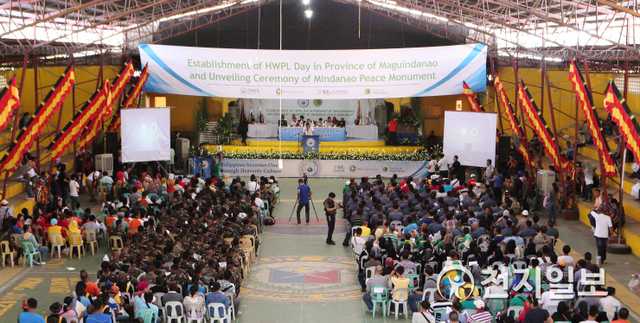 2015년 5월 25일 필리핀 민다나오 마긴다나오에서 무슬림, 가톨릭 종교지도자, 정치인, 군경민 등이 한자리에 참석한 가운데 블루안 체육관에서 세계평화선언 2주년 기념식이 열리고 있다. (제공: HWPL) ⓒ천지일보 2021.1.8