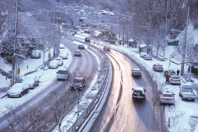 겨울철(1~2월) 눈이 내린 뒤 도로 상황. (제공: 도로교통공단)