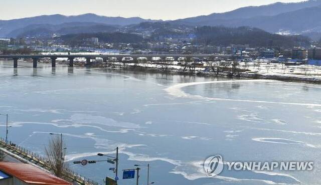 북극한파가 전국을 덮친 8일 경기 양평군 남한강 수면이 얼어붙어 있다. (출처: 연합뉴스)
