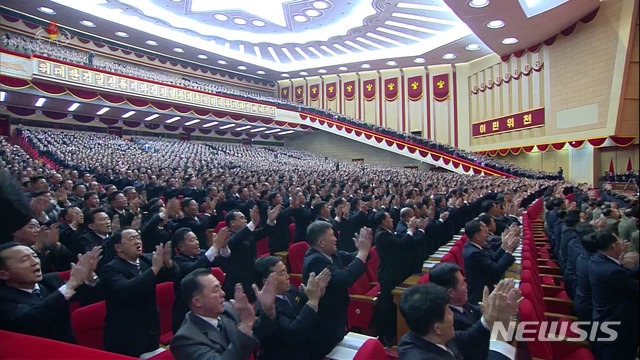 북한 조선중앙TV는 지난 7일 평양에서 김정은 국무위원장이 참석한 가운데 노동당 제8차 대회 3일차 회의가 열렸다고 8일 보도하고 있다. (사진=조선중앙TV 캡쳐, 뉴시스)