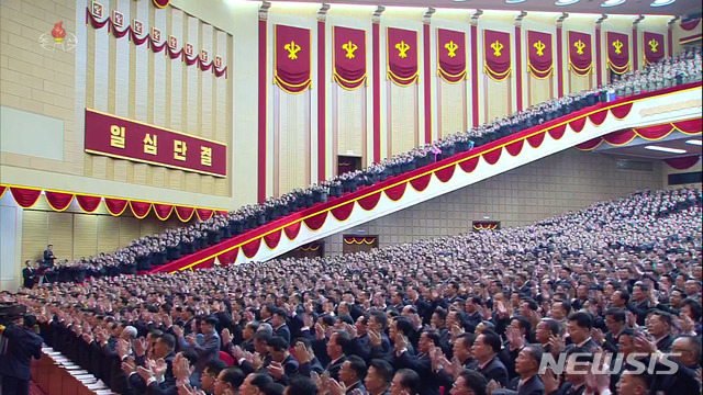 북한 조선중앙TV는 지난 7일 평양에서 김정은 국무위원장이 참석한 가운데 노동당 제8차 대회 3일차 회의가 열렸다고 8일 보도하고 있다. (사진=조선중앙TV 캡쳐, 뉴시스)