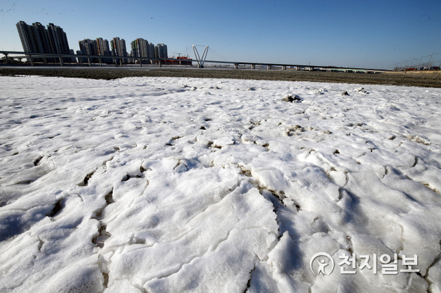 [천지일보=신창원 기자] 전국 대부분 지역에 한파특보가 발효된 8일 오후 인천시 연수구 아암도 인근 갯벌에 얼음이 얼어있다. ⓒ천지일보 2021.1.8