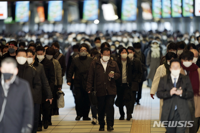 8일(현지시간) 일본 도쿄의 한 기차역에서 마스크를 쓴 출근길 시민들이 몰려나오고 있다. 스가 요시히데 일본 총리는 도쿄를 비롯한 3개 현에 코로나19 확산을 막기 위한 긴급사태를 선포해 8일부터 발효됐다. 2021.01.08. (출처: 뉴시스)
