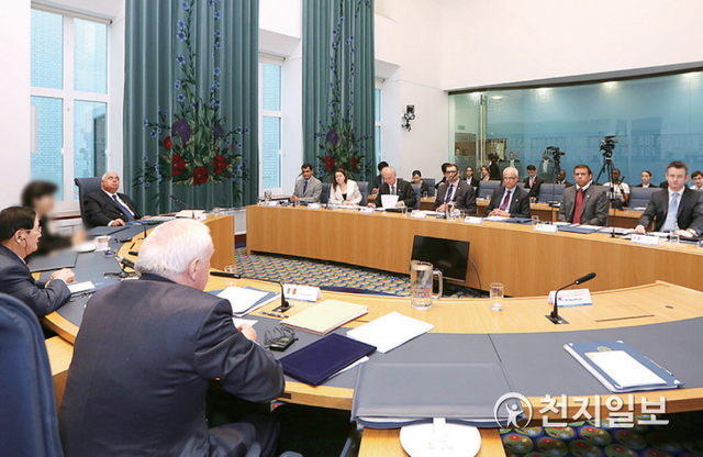 HWPL 국제법 평화위원회가 2015년 11월 12일 런던 콘퍼런스홀에서 국제법 초안을 발표하고 있다. ⓒ천지일보 2021.1.10