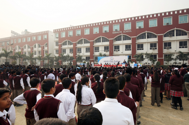 HWPL 평화사절단과 라마갸 학교 관계자들이 2015년 12월 21일 HWPL 평화학교 지정식을 하고 있다. ⓒ천지일보 2021.1.10