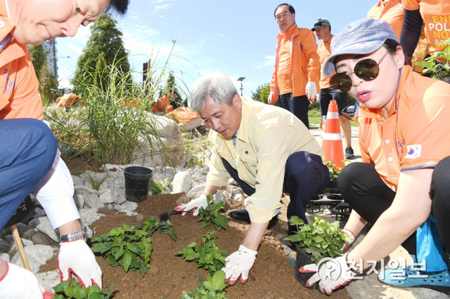 곽상욱 오산시장이 작원정원만들기 프로젝트에 참여해 시민과 함께 정원을 만들고 있다. (제공: 오산시) ⓒ천지일보 2021.1.11