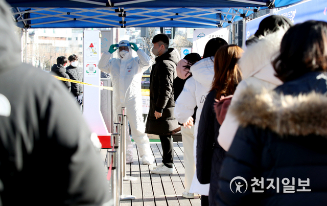 [천지일보=박준성 기자] 신종 코로나바이러스 감염증(코로나19) 신규 확진자가 나흘째 1000명대를 넘어선 가운데 19일 오후 서울 성북구청 앞 임시 선별진료소에서 시민들이 코로나19 검사를 받기 위해 기다리고 있다. 성북구는 전날 구청 직원이 확진판정을 받으면서 구청 폐쇄와 함께 긴급 소독과 구청 직원 퇴거 조치를 했다. 구청은 오는 20일 자정까지 임시 폐쇄된다. ⓒ천지일보 2020.12.19