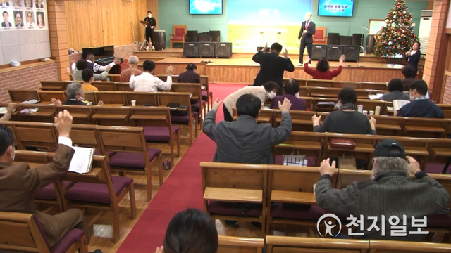 진주국제기도원장 김진홍 담임목사와 교회 관계자가 지난달 20일 마스크를 벗은 채 주일예배를 진행하고 있다. (출처: 유튜브 진주국제기도원 김진홍 캡처) ⓒ천지일보 2021.1.11