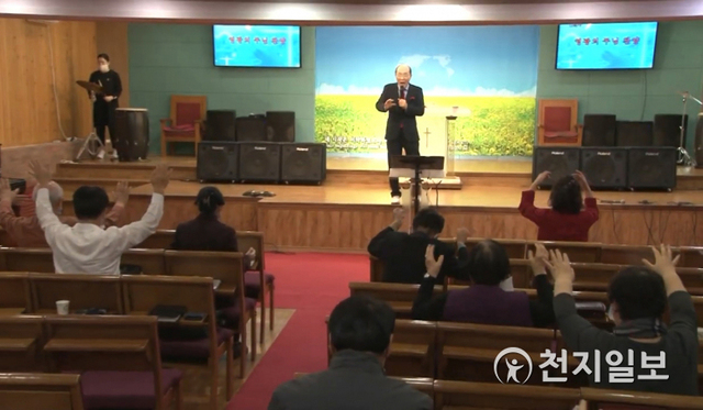 경남 진주국제기도원장 김진홍 담임목사가 지난달 20일 마스크를 벗은 채 주일예배를 진행하고 있다. (출처: 유튜브 진주국제기도원 김진홍 캡처) ⓒ천지일보 2021.1.11