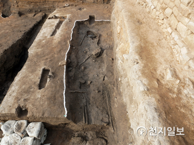 전북 정읍시가 고사부리성 유적지에서 '상부상항(上卩上巷)'명이 새겨진 온전한 막대형 목제 유물이 발견됐다고 12일 밝혔다. (제공: 정읍시청) ⓒ천지일보 2021.1.12