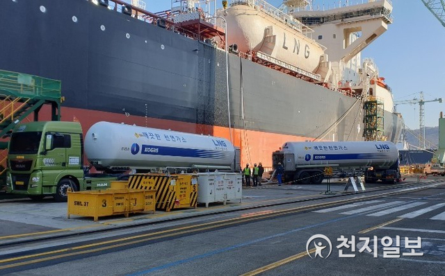 한국가스공사 관계자가 선박에 LNG 벙커링을 공급하고 있다. (제공: 한국가스공사) ⓒ천지일보 2021.1.12