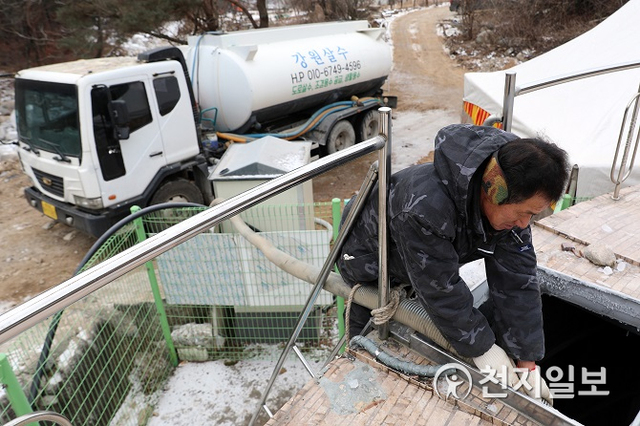 관계자가 살수차로 취수원이 얼어 물 공급이 어려운 마을에 급수를 지원하고 있다.(제공: 인제군)ⓒ천지일보 2021.1.12
