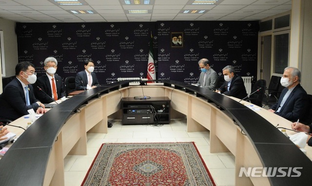 카말 하라지 이란 외교 담당 전략회의(SCFR) 의장과 최종건 외교부 1차관은 11일(현지시간) 테헤란에서 회동했다. 사진은 SCFR 홈페이지 갈무리. 2021.01.12 (출처: 뉴시스)