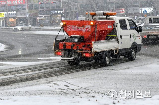12일 오후 제설 차량이 수원시내 도로에 쌓인 눈을 치우고 있다. (제공: 수원시) ⓒ천지일보 2021.1.12
