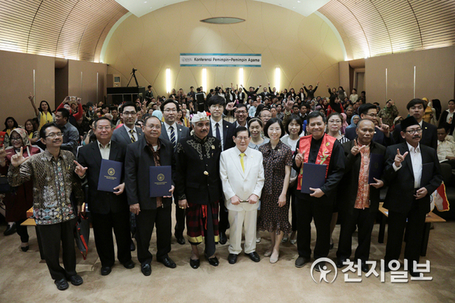 HWPL과 인도네시아 자카르타 샤리프 히다야툴라 이슬람 국립 대학교(UIN)가 2018년 1월 29일 UIN 대학교에서 평화학교 MOU 체결식 후 기념촬영을 하고 있다. (제공:HWPL) ⓒ천지일보 2021.1.12
