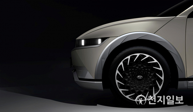 현대자동차가 전용 전기차 브랜드 아이오닉의 첫번째 모델인 ‘아이오닉 5(IONIQ 5, 아이오닉 파이브)’의 외부 티저 이미지를 13일 최초로 공개했다. (제공: 현대자동차) ⓒ천지일보 2021.1.13