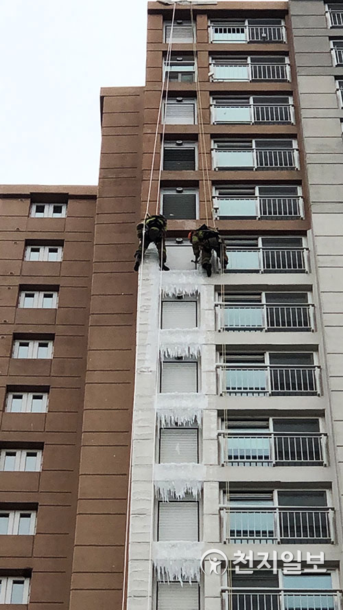 경북 김천소방서가 지난 12일 아파트 외벽에 생긴 대형 고드름을 제거 하고 있다. (제공: 김천소방서) ⓒ천지일보 2021.1.13