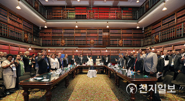 2019년 2월 19일 호주 시드니 뉴사우스웨일스주 의사당에서는 ㈔하늘문화세계평화광복(HWPL) 주최로 ‘2019 시드니 태평양 평화 지도자 회담’이 열렸다. 이날 회담 후 참석자들이 “we are one!”을 외치며 기념촬영을 하고 있다. (제공: HWPL) ⓒ천지일보 2021.1.14