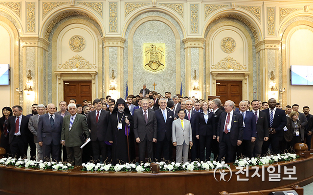 2019년 4월 1일 루마니아 국회의사당에서 ‘장기적 분쟁 해결을 위한 문화외교의 역할’ 주제로 평화포럼이 열린 가운데 이 대표(가운데 회색옷)와 참석자들이 기념사진을 촬영하고 있다. (제공: HWPL) ⓒ천지일보 2021.1.14