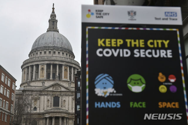 영국 런던의 세인트폴대성당 앞에 코로나19 방역 안내문이 설치돼 있다. (출처: 런던=AP/뉴시스)