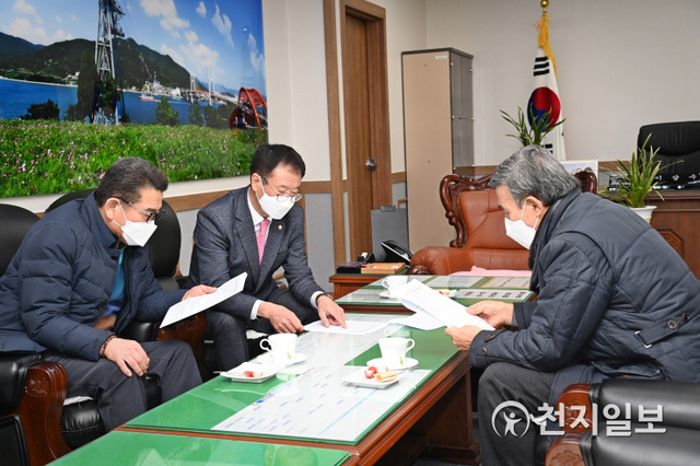 이상영 진주시의장, 이삼수 사천시의장, 심재화 산청군의장이 지난 14일 사천시의회에서 긴급간담회를 열고 서부경남권 공동발전 대응방안을 논의하고 있다. ⓒ천지일보 2021.1.15