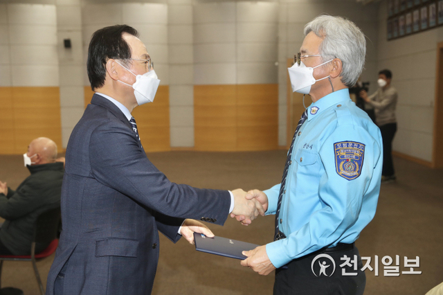 박상돈 천안시장(왼쪽)이 15일 시청 대회의실에서 개인택시 신규 면허자에게 면허증을 교부하고 있다. (제공: 천안시) ⓒ천지일보 2021.1.15