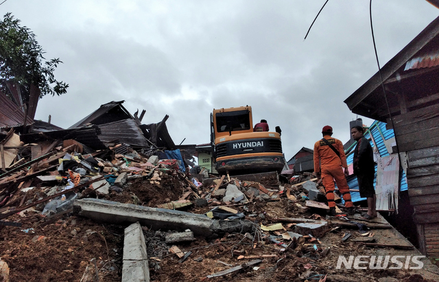 [마무주=AP/뉴시스]15일(현지시간) 인도네시아 웨스트 술라웨시주에서 규모 6.2의 지진이 발생해 마무주 피해 현장에서 구조대가 실종자를 찾고 있다. 경찰은 이 지진으로 건물 수백 채가 무너져 지금까지 최소 30명이 숨지고 600여 명이 다쳤다고 밝혔다.