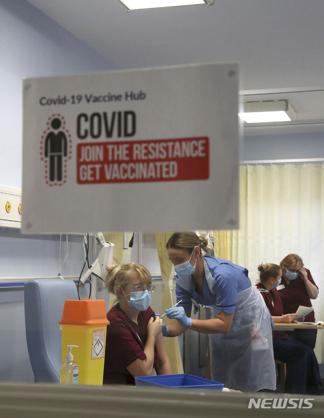 [에딘버러=AP/뉴시스]영국 에딘버러의 한 병원에서 코로나19 백신을 접종하는 모습. 2020.12.8.
