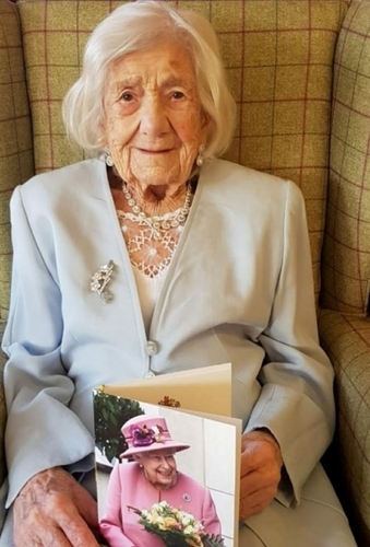 코로나 이겨내고 106살 생일 맞은 영국 할머니(페이스북 캡처)