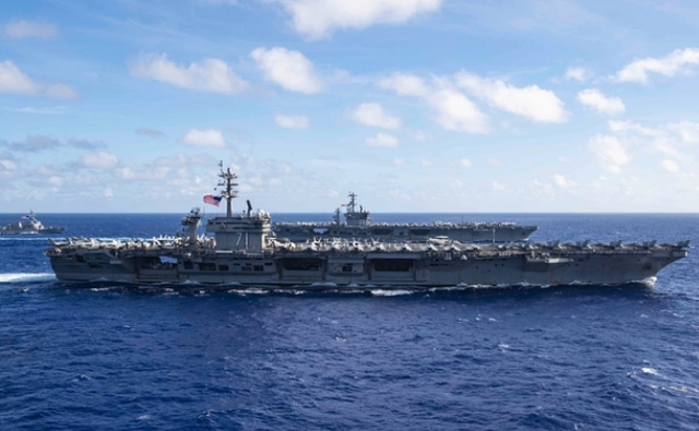 미국 인도태평양사령부는 23일(현지시간) 필리핀해에서 핵추진 항공모함 시어도어루스벨트함(CVN-71)과 니미츠함(CVN-68)의 훈련 모습을 하는 사진을 트위터에 공개했다. (출처: 미군 인도태평양사령부 트위터) 2020.6.25