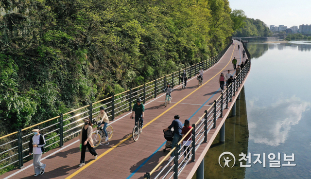 진주시는 천혜의 자연경관인 남강을 활용한 인프라 구축을 추진하고 있다. 사진은 남강변 자전거도로 모습. (제공: 진주시) ⓒ천지일보 2021.1.18