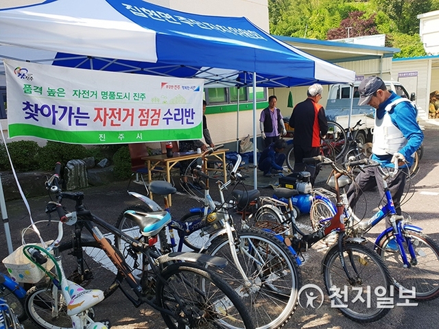 지난해 찾아가는 자전거 점검 수리센터 운영 모습. (제공: 진주시) ⓒ천지일보 2019.5.9