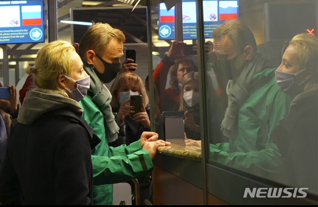 [모스크바=AP/뉴시스] 블라디미르 푸틴 러시아 대통령의 정적인 야권 지도자 알렉세이 나발니와 그의 아내가 17일(현지시간) 러시아 셰레메티예보 공항에서 입국심사를 받고 있다. 나발니는 이날 독일 베를린에서 떠나 러시아에 도착했다. 러시아 당국은 그가 공항에 도착하자마자 바로 체포했다.