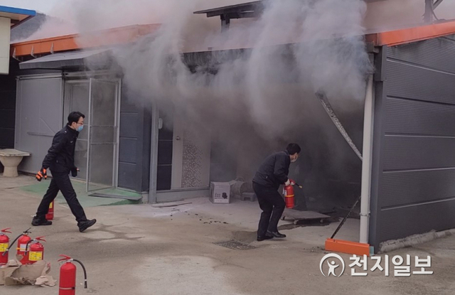 국립소방연구원 직원들이 15일 충남 아산시 송악면 동화리 주택의 창고에서 발생한 화재를 소화기를 사용 초기진화를 하고 있다. (제공: 아산소방서) ⓒ천지일보 2021.1.18