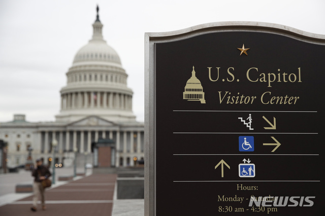 미국 워싱턴DC의 국회의사당이 12일(현지시간) 코로나 19 확산사태로 인해 일반인의 의사당 투어를 중단했다. 사진은 의사당 투어센터 표지판의 모습. (출처: AP/뉴시스)