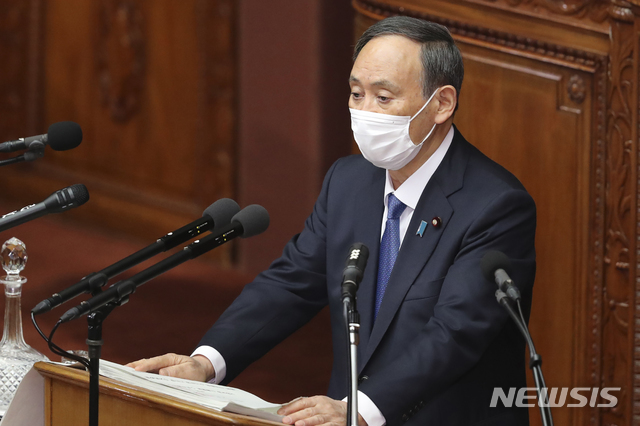 [뉴시스=도쿄/AP]스가 요시히데 일본 총리가 18일 도쿄 참의원에서 열린 정기국회에서 정책연설을 하고 있다.