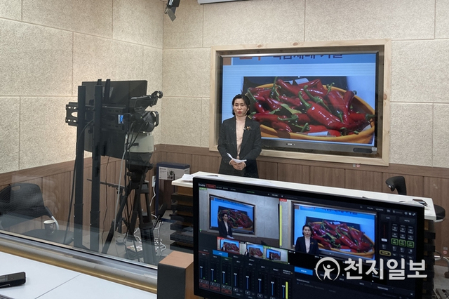 함평군농업기술센터 내 온라인 스튜디오에서 센터 소속 전문 지도사들이 교육 영상을 촬영하고 있는 모습. (제공: 함평군) ⓒ천지일보 2021.1.19