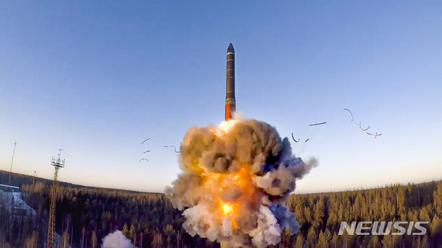 2020년 12월 러시아 국방부 제공 비디오로 북서부 플레세츠크 시설에서 훈련 중 지상 대륙간탄도미사일이 발사되고 있다. (출처: AP/뉴시스)