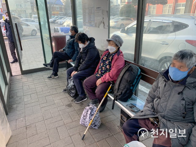버스승강장의 온열의자에 앉아 버스를 기다리는 시민들 사진. (제공: 당진시) ⓒ천지일보 2021.1.19