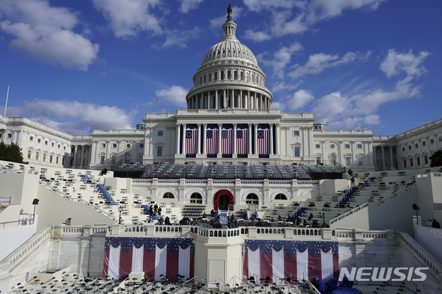 [워싱턴=AP/뉴시스]18일(현지시간) 미국 워싱턴DC 의회의사당에서 조 바이든 미국 대통령 당선인 취임식 리허설이 진행되고 있다.
